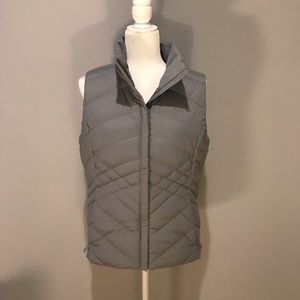 NWOT Grey north face vest!!